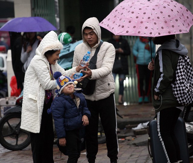 Bé trai đang mong muốn được đặt chân lên xe khách để yên vị cho ấm.