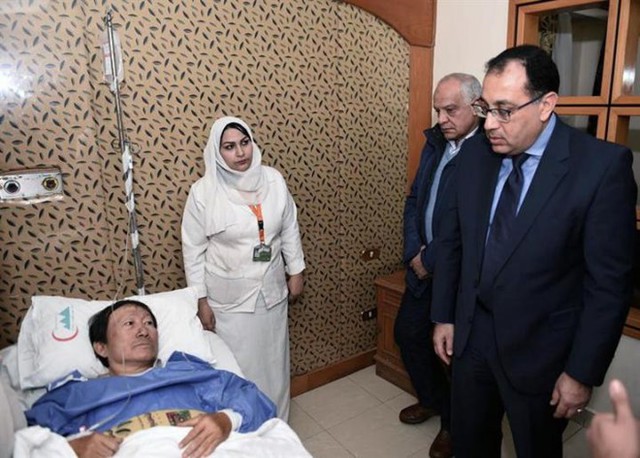 Thủ tướng Ai Cập Mostafa Madbouli đến thăm du khách Việt Nam bị thương sau vụ tấn công. Ảnh: STR.