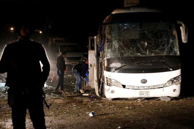 Chiếc xe chở đoàn du lịch 15 người Việt Nam bị trúng bom tại Cairo - Ai Cập tối 28/12 (ảnh: Reuters)