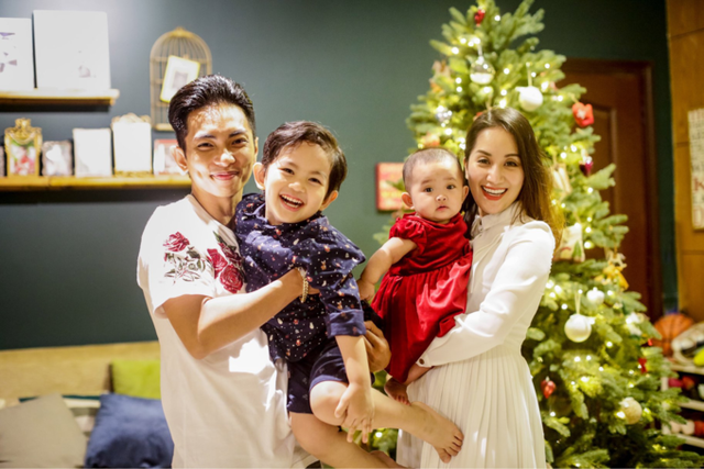 Sáng 29/12, Khánh Thi đăng tải loạt ảnh Giáng sinh muộn của gia đình. Kiện tướng dance sport tâm sự: Vẫn khung cảnh cũ nhưng năm nay đã khác. Kubi đã lớn hơn và em Anna đã chào đời.