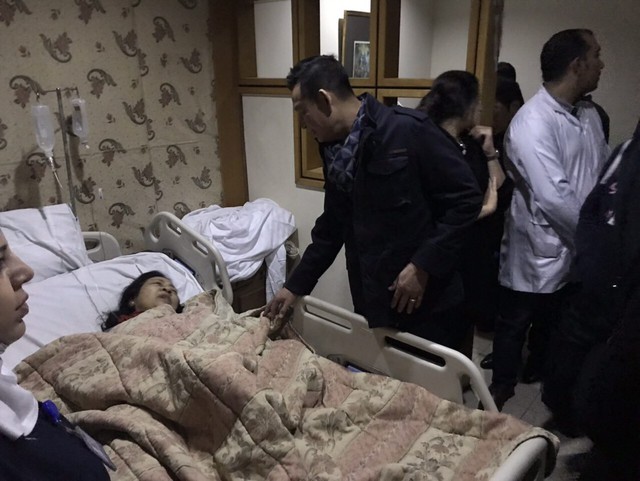 Một người Việt bị thương đang được chăm sóc y tế