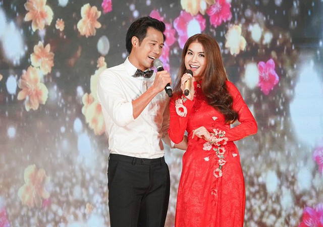 Kha Ly không song ca cùng ông xã Thanh Duy mà xuất hiện tình tứ bên Thanh Thức trên sân khấu. Cả hai đều sở hữu giọng hát bolero rất ngọt ngào.