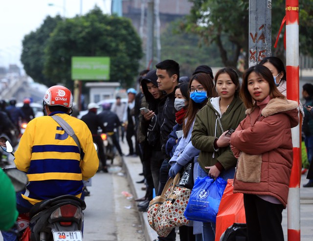 Khu vực ngã tư Khuất Duy Tiến, hàng chục người phải đứng co ro dưới thời tiết trên 10 độ C.