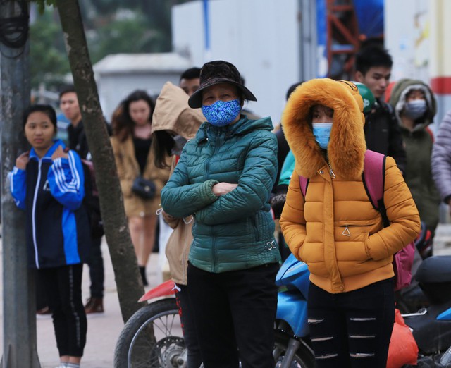 Cảnh tượng chán nản, mệt mỏi và rét mướt khiến ai cũng ngao ngán.