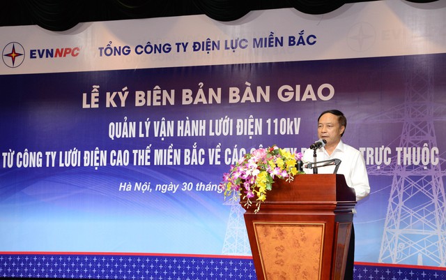 
Ông Trịnh Xuân Như – Giám đốc Công ty Điện lực Thanh Hóa, đại diện Lãnh đạo các Công ty Điện lực ( đơn vị tiếp nhận ) phát biểu
