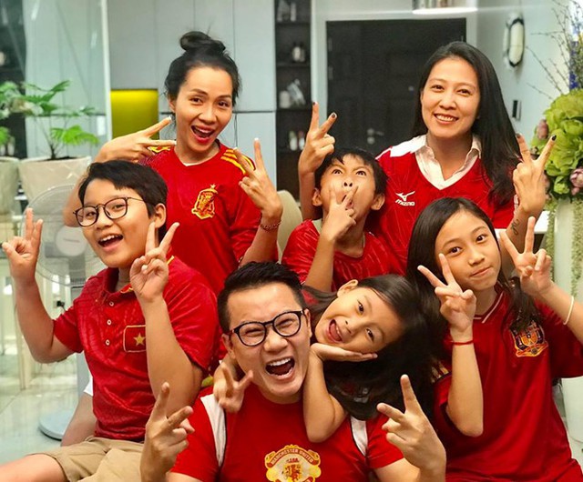 Gia đình nghệ sĩ Hoàng Bách vui mừng trước chiến thắng của Việt Nam. 
