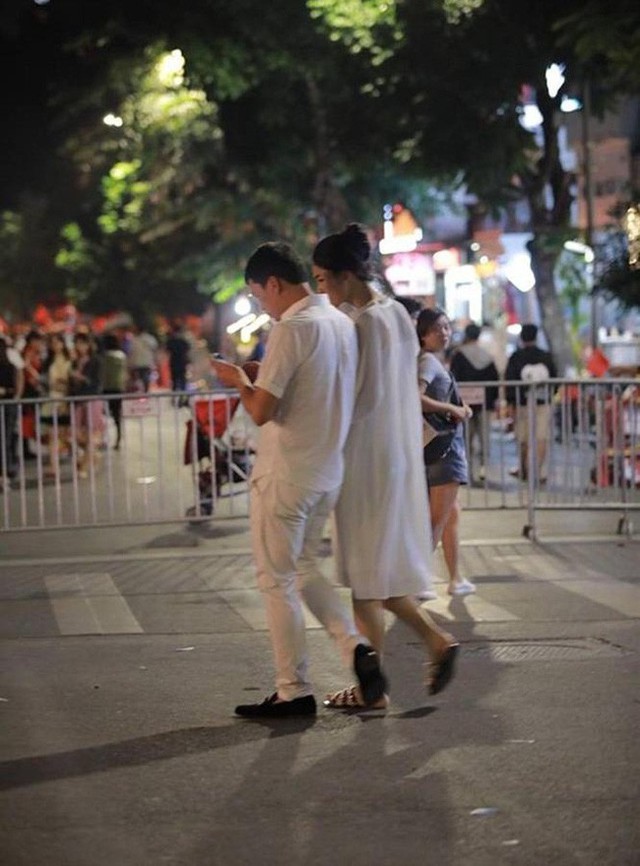 Á hậu Thanh Tú và ông xã cùng diện đồ màu trắng, xuất hiện tại phố đi bộ Hồ Gươm, Hà Nội.