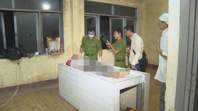 Cơ quan chức năng khám nghiệm tử thi để điều tra làm rõ vụ việc