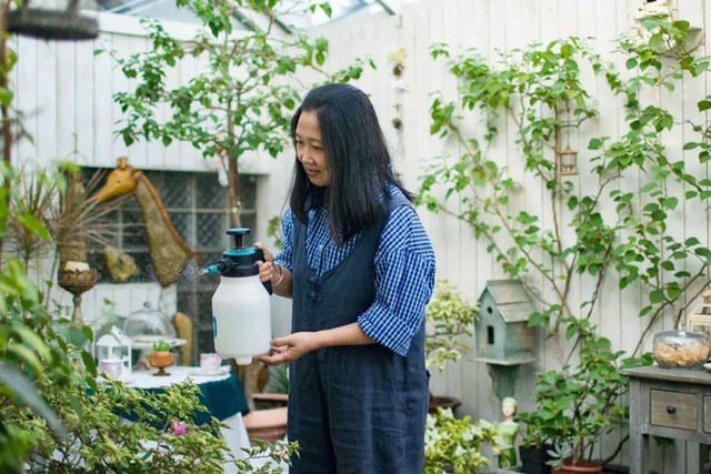 Chị luôn dành thời gian chăm sóc cây và hoa trong vườn.