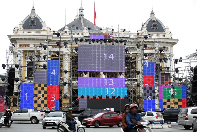 Quảng trường Nhà hát lớn còn gọi là quảng trường Cách mạng tháng 8 cũng là một trong những địa điểm thu hút người dân kéo đến đông đúc mối dịp chào năm mới.