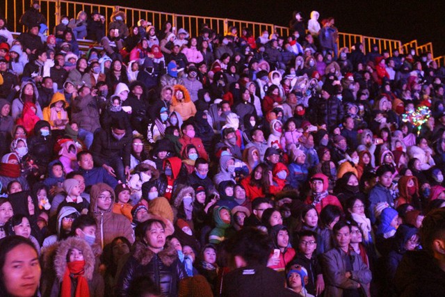 Rất đông đại biểu và người dân theo dõi chương trình Lễ khai mạc tại sân quảng trường Thống Nhất