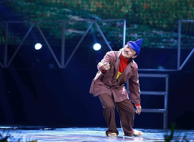 Nghệ sĩ h&agrave;i Giang C&ograve;i thường v&agrave;o vai những người say rượu hoặc l&yacute; trưởng, x&atilde; trưởng trong c&aacute;c bộ phim h&agrave;i.
