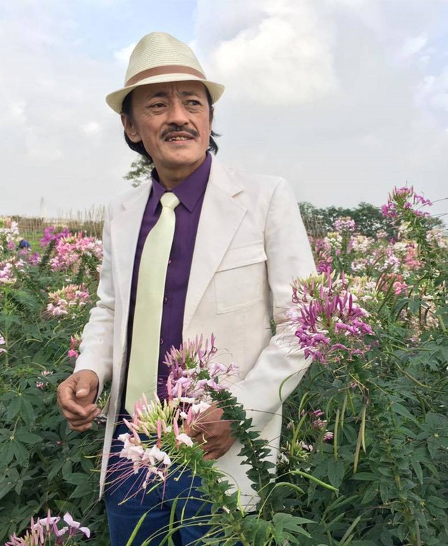 Anh vẫn lu&ocirc;n vui vẻ lạc quan d&ugrave; trong cảnh g&agrave; trống nu&ocirc;i con gần 20 năm nay.