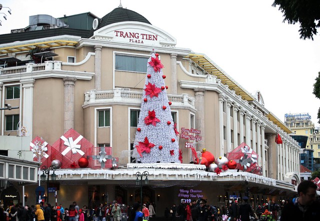 Trung tâm thương mại Tràng Tiền trang trí từ dịp Giáng sinh vẫn giữ nguyên để chào đón năm mới 2019.