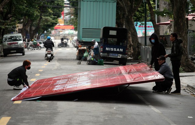 Những đơn vị thi công băng-rôn, khẩu hiệu đang hoàn tất những công đoạn cuối cùng.