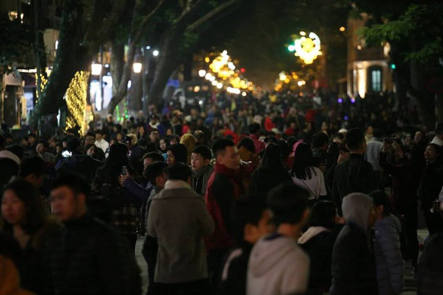 Lúc 21h, hàng vạn người khắp moi nơi đã đổ đến các tuyến phố đi bộ quanh Hồ Gươm để tham gia Lễ hội chào năm mới 2019.