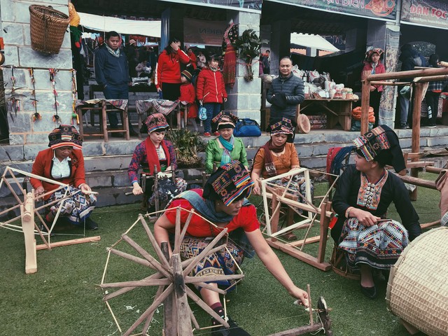 Nghề dệt truyền thống dân tộc Lào chứa đựng những sắc thái văn hóa riêng. Phụ nữ dân tộc Lào luôn mong muốn thổ cẩm của họ mở rộng được thị trường tiêu thụ.