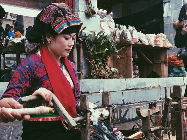 Sự dịu dàng, khéo léo của các nghệ nhân đồng bào dân tộc Lào với những quy trình dệt độc đáo, sản phẩm nhiều màu sắc sẽ tô điểm cho không gian thêm rực rỡ.