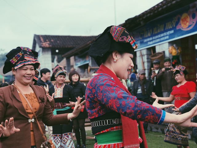 Những tiếng nhạc, điệu múa góp phần tạo không khí vui tươi, phấn khởi, đầm ấm mang đậm nét truyền thống dân tộc, thể hiện sự đa dạng độc đáo của văn hóa vùng miền cùng nhau chào đón năm mới. 