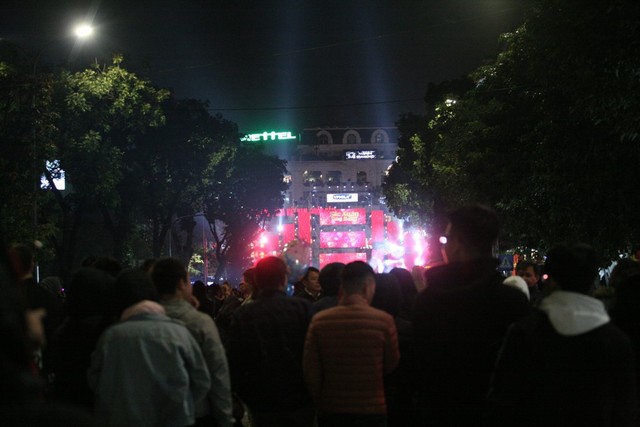 22h đêm, tất cả 4 điểm diễn ra Lễ hội đếm ngược chào năm mới tại Hà Nội trong tình trạng quá tải do người dân đổ đến quá đông.