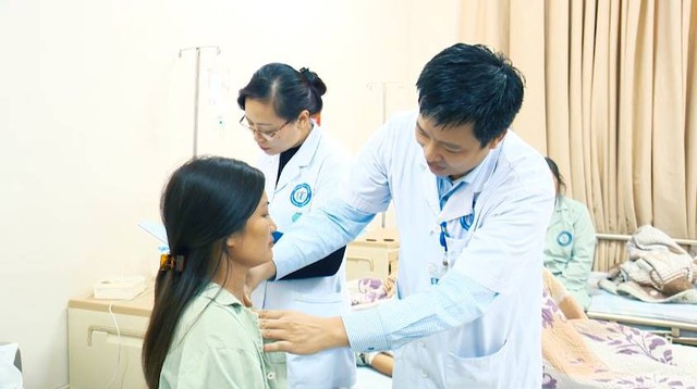 ThS Phan Hoàng Hiệp - người nghiên cứu ra kỹ thuật mới này - tái khám cho một bệnh nhân được can thiệp bằng nội soi tuyến giáp một lỗ.