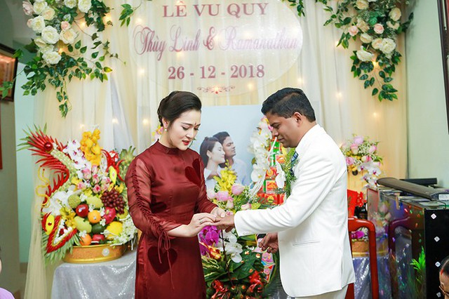 
 

Trong ng&agrave;y đại hỷ, c&ocirc; d&acirc;u diện &aacute;o d&agrave;i đỏ t&ocirc;ng trầm c&oacute; điểm nhấn l&agrave; h&igrave;nh tr&aacute;i tim dọc th&acirc;n &aacute;o, b&ecirc;n cạnh c&ocirc; l&agrave; mẹ chồng diện &aacute;o sari truyền thống của người Ấn Độ. Theo chia sẻ của Th&ugrave;y Linh, trong ng&agrave;y đại hỷ, c&aacute;c c&ocirc; d&acirc;u Ấn sẽ được điểm th&ecirc;m chấm đỏ tr&ecirc;n tr&aacute;n, thể hiện cho phụ nữ đ&atilde; c&oacute; chồng theo phong tục tập qu&aacute;n của người Ấn Độ.

 


 

Ch&uacute; rể diện suit trắng s&aacute;nh đ&ocirc;i b&ecirc;n c&ocirc; d&acirc;u. D&agrave;n ph&ugrave; d&acirc;u, ph&ugrave; rể diện &aacute;o d&agrave;i truyền thống với t&ocirc;ng hồng, đỏ biểu thị may mắn, l&agrave; lời ch&uacute;c ph&uacute;c cho khởi đầu mới của uy&ecirc;n ương.

 


 

Tối c&ugrave;ng ng&agrave;y, uy&ecirc;n ương tổ chức lễ cưới tại một kh&aacute;ch sạn cao cấp ở H&agrave; Nội. C&ocirc; d&acirc;u tiết lộ bảng m&agrave;u chủ đạo của đ&aacute;m cưới l&agrave; trắng, v&agrave;ng. Do chọn tổ chức h&ocirc;n lễ ngo&agrave;i trời cạnh hồ bơi n&ecirc;n Th&ugrave;y Linh mong muốn kh&ocirc;ng gian tiệc c&oacute; sự ấm &aacute;p th&ocirc;ng qua bảng m&agrave;u. Ảnh: NVCC

 


 

Ekip trang tr&iacute; tiệc đ&atilde; sử dụng 1.000 ngọn đ&egrave;n thắp s&aacute;ng kh&ocirc;ng gian, phản chiếu xuống hồ nước tạo cảnh sắc lung linh. Ảnh: NVCC

 


 

Khu vực b&agrave;n gallery được t&ocirc; điểm bởi hồng v&agrave;ng v&agrave; ảnh cưới của uy&ecirc;n ương. Ảnh: NVCC

 


 

Để trang tr&iacute; tiệc cưới, ekip đ&atilde; sử dụng 600 c&agrave;nh hồng mang m&agrave;u trắng, hồng pastel. Ảnh: Minh Quang.

 


 







