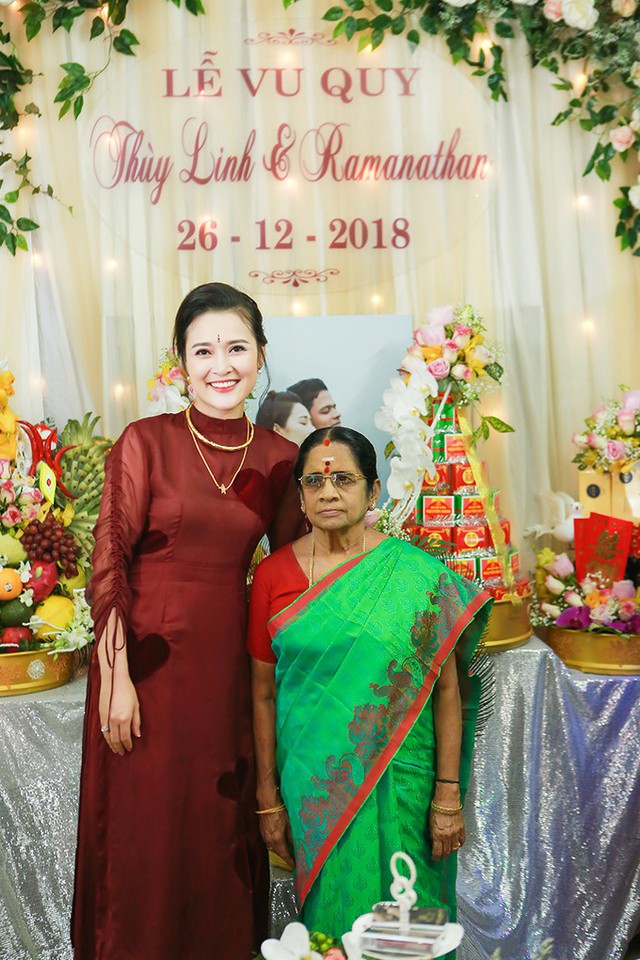 
 

Trong ng&agrave;y đại hỷ, c&ocirc; d&acirc;u diện &aacute;o d&agrave;i đỏ t&ocirc;ng trầm c&oacute; điểm nhấn l&agrave; h&igrave;nh tr&aacute;i tim dọc th&acirc;n &aacute;o, b&ecirc;n cạnh c&ocirc; l&agrave; mẹ chồng diện &aacute;o sari truyền thống của người Ấn Độ. Theo chia sẻ của Th&ugrave;y Linh, trong ng&agrave;y đại hỷ, c&aacute;c c&ocirc; d&acirc;u Ấn sẽ được điểm th&ecirc;m chấm đỏ tr&ecirc;n tr&aacute;n, thể hiện cho phụ nữ đ&atilde; c&oacute; chồng theo phong tục tập qu&aacute;n của người Ấn Độ.

 


 

Ch&uacute; rể diện suit trắng s&aacute;nh đ&ocirc;i b&ecirc;n c&ocirc; d&acirc;u. D&agrave;n ph&ugrave; d&acirc;u, ph&ugrave; rể diện &aacute;o d&agrave;i truyền thống với t&ocirc;ng hồng, đỏ biểu thị may mắn, l&agrave; lời ch&uacute;c ph&uacute;c cho khởi đầu mới của uy&ecirc;n ương.

 


 

Tối c&ugrave;ng ng&agrave;y, uy&ecirc;n ương tổ chức lễ cưới tại một kh&aacute;ch sạn cao cấp ở H&agrave; Nội. C&ocirc; d&acirc;u tiết lộ bảng m&agrave;u chủ đạo của đ&aacute;m cưới l&agrave; trắng, v&agrave;ng. Do chọn tổ chức h&ocirc;n lễ ngo&agrave;i trời cạnh hồ bơi n&ecirc;n Th&ugrave;y Linh mong muốn kh&ocirc;ng gian tiệc c&oacute; sự ấm &aacute;p th&ocirc;ng qua bảng m&agrave;u. Ảnh: NVCC

 


 

Ekip trang tr&iacute; tiệc đ&atilde; sử dụng 1.000 ngọn đ&egrave;n thắp s&aacute;ng kh&ocirc;ng gian, phản chiếu xuống hồ nước tạo cảnh sắc lung linh. Ảnh: NVCC

 


 

Khu vực b&agrave;n gallery được t&ocirc; điểm bởi hồng v&agrave;ng v&agrave; ảnh cưới của uy&ecirc;n ương. Ảnh: NVCC

 


 

Để trang tr&iacute; tiệc cưới, ekip đ&atilde; sử dụng 600 c&agrave;nh hồng mang m&agrave;u trắng, hồng pastel. Ảnh: Minh Quang.

 


 






