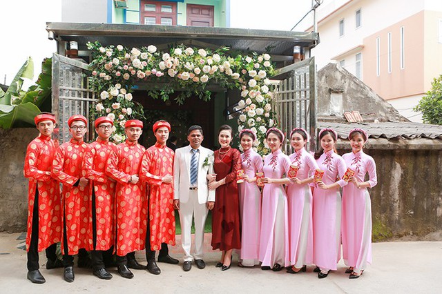 
 

Tối c&ugrave;ng ng&agrave;y, uy&ecirc;n ương tổ chức lễ cưới tại một kh&aacute;ch sạn cao cấp ở H&agrave; Nội. C&ocirc; d&acirc;u tiết lộ bảng m&agrave;u chủ đạo của đ&aacute;m cưới l&agrave; trắng, v&agrave;ng. Do chọn tổ chức h&ocirc;n lễ ngo&agrave;i trời cạnh hồ bơi n&ecirc;n Th&ugrave;y Linh mong muốn kh&ocirc;ng gian tiệc c&oacute; sự ấm &aacute;p th&ocirc;ng qua bảng m&agrave;u. Ảnh: NVCC

 


 

Ekip trang tr&iacute; tiệc đ&atilde; sử dụng 1.000 ngọn đ&egrave;n thắp s&aacute;ng kh&ocirc;ng gian, phản chiếu xuống hồ nước tạo cảnh sắc lung linh. Ảnh: NVCC

 


 

Khu vực b&agrave;n gallery được t&ocirc; điểm bởi hồng v&agrave;ng v&agrave; ảnh cưới của uy&ecirc;n ương. Ảnh: NVCC

 


 

Để trang tr&iacute; tiệc cưới, ekip đ&atilde; sử dụng 600 c&agrave;nh hồng mang m&agrave;u trắng, hồng pastel. Ảnh: Minh Quang.

 


 




