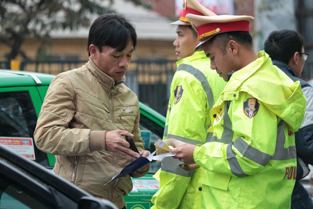 Các chiến sỹ CSGT Hà Nội vẫn miệt mài công việc điều tiết, đảm bảo trật tự an toàn giao thông trong những ngày người dân nghỉ lễ.