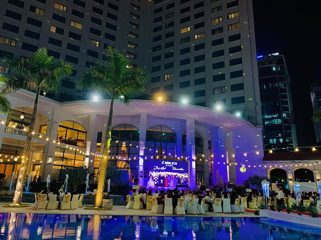 
 

Tối c&ugrave;ng ng&agrave;y, uy&ecirc;n ương tổ chức lễ cưới tại một kh&aacute;ch sạn cao cấp ở H&agrave; Nội. C&ocirc; d&acirc;u tiết lộ bảng m&agrave;u chủ đạo của đ&aacute;m cưới l&agrave; trắng, v&agrave;ng. Do chọn tổ chức h&ocirc;n lễ ngo&agrave;i trời cạnh hồ bơi n&ecirc;n Th&ugrave;y Linh mong muốn kh&ocirc;ng gian tiệc c&oacute; sự ấm &aacute;p th&ocirc;ng qua bảng m&agrave;u. Ảnh: NVCC

 


 

Ekip trang tr&iacute; tiệc đ&atilde; sử dụng 1.000 ngọn đ&egrave;n thắp s&aacute;ng kh&ocirc;ng gian, phản chiếu xuống hồ nước tạo cảnh sắc lung linh. Ảnh: NVCC

 


 

Khu vực b&agrave;n gallery được t&ocirc; điểm bởi hồng v&agrave;ng v&agrave; ảnh cưới của uy&ecirc;n ương. Ảnh: NVCC

 


 

Để trang tr&iacute; tiệc cưới, ekip đ&atilde; sử dụng 600 c&agrave;nh hồng mang m&agrave;u trắng, hồng pastel. Ảnh: Minh Quang.

 


 




