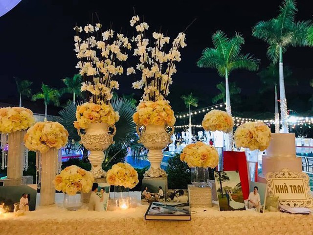 
 

Khu vực b&agrave;n gallery được t&ocirc; điểm bởi hồng v&agrave;ng v&agrave; ảnh cưới của uy&ecirc;n ương. Ảnh: NVCC

 


 

Để trang tr&iacute; tiệc cưới, ekip đ&atilde; sử dụng 600 c&agrave;nh hồng mang m&agrave;u trắng, hồng pastel. Ảnh: Minh Quang.

 


 


