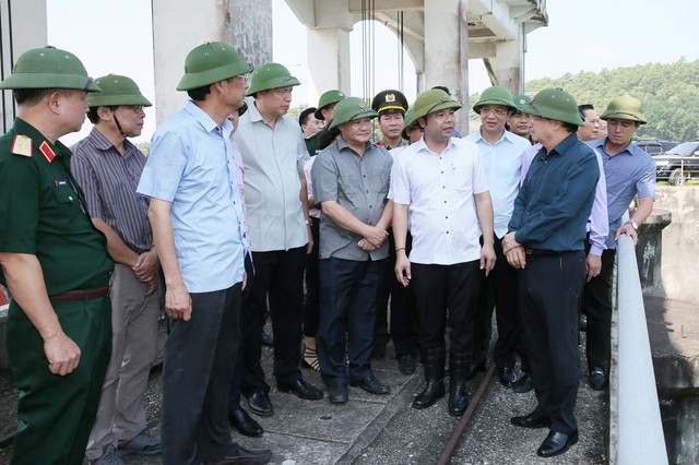 Ông Nguyễn Xuân Tùng - Chủ tịch, Giám đốc Công ty Thủy lợi Yên Lập báo cáo Phó Thủ tướng Trịnh Đình Dũng về công tác vận hành, điều tiết, xả lũ trước cơn bão Mangkhut.