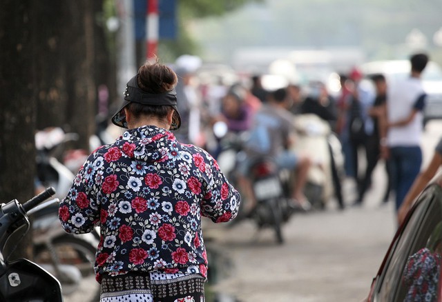 
“Cò vé” không dám thực hiện giao dịch mua bán tại chỗ mà thường di chuyển qua các địa điểm khác hoặc thông qua giao trực tiếp nơi nhận.
