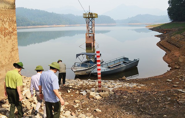 Hồ Cao Vân xuống thấp gần “mực nước chết” ở thời điểm tháng 4/2018. Ảnh báo Quảng Ninh.