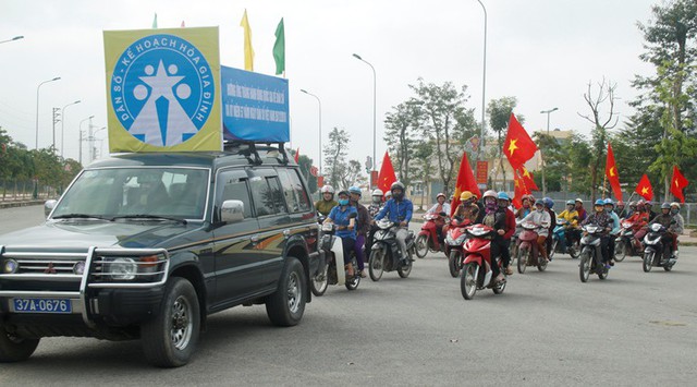 
Người dân huyện Yên Thành diễu hành phát động tháng hành động Quốc gia về dân số.
