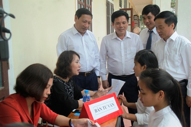 
Khám tư vấn SKSS cho học sinh Trường THCS Hoàng Tá Thốn, xã Long Thành, huyện Yên Thành.
