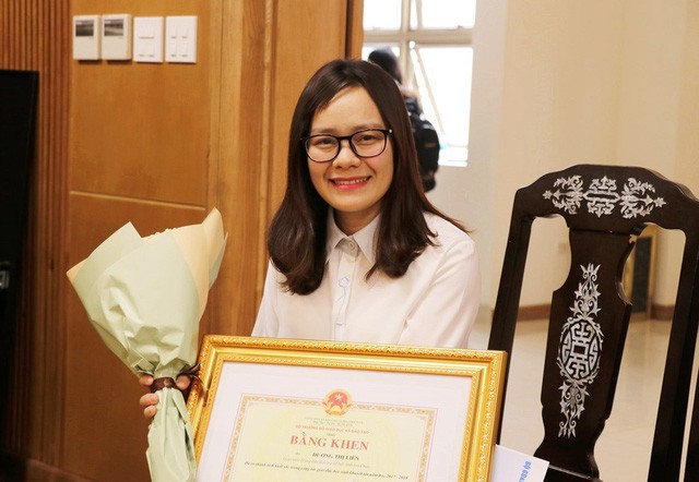 Cô giáo Dương Liên xuống thủ đô nhận Bằng khen của Bộ trưởng Bộ GD&ĐT vì có thành tích xuất sắc trong giáo dục trẻ khuyết tật năm học 2017-2018. (Ảnh: Lệ Thu)