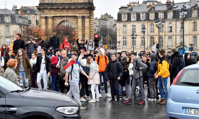 Học sinh trung học chặn đường để biểu tình phản đối cải cách giáo dục tại Bordeaux.