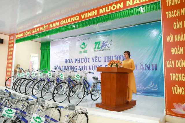 
Chủ tịch Nguyễn Thị Thanh Tú chia sẻ những khó khăn của bà con và các em học sinh trên địa bàn huyện Cao Lãnh
