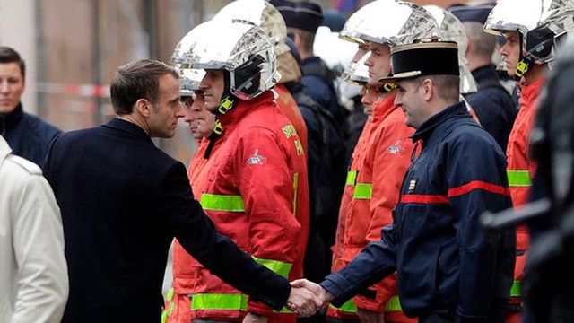 
 

Trở về từ cuộc họp G20 ở Argentina hôm 2/12, Tổng thống Macron nhanh chóng có mặt tại Khải Hoàn Môn. Chính quyền của tổng thống 40 tuổi hiện vẫn chưa ban bố tình trạng khẩn cấp vì cho rằng vẫn còn nhiều biện pháp để đối phó với những người chống đối.

Ảnh: Reuters, AP

Theo Ngôi sao
