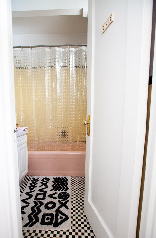 
Phòng tắm với bồn tắm màu hồng như ước mơ của nàng stylist.
