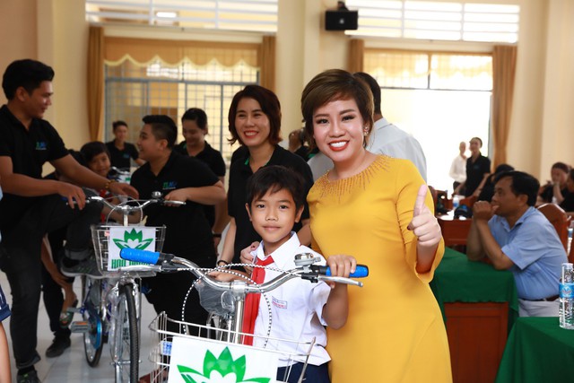 Những chiếc xe đạp chở đầy yêu thương được chủ tịch Nguyễn Thị Thanh Tú trao tận tay các em học sinh nghèo