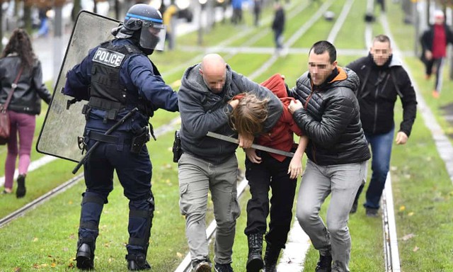 Cảnh sát bắt giữ học sinh biểu tình ở ở Bordeaux.