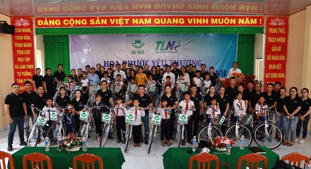 Tập thể TLM Corporation chung tay trong các hoạt động thiện nguyện theo gương Chủ tịch Nguyễn Thị Thanh Tú (áo dài vàng)