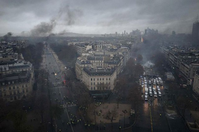 
 

Trở về từ cuộc họp G20 ở Argentina hôm 2/12, Tổng thống Macron nhanh chóng có mặt tại Khải Hoàn Môn. Chính quyền của tổng thống 40 tuổi hiện vẫn chưa ban bố tình trạng khẩn cấp vì cho rằng vẫn còn nhiều biện pháp để đối phó với những người chống đối.

Ảnh: Reuters, AP

Theo Ngôi sao
