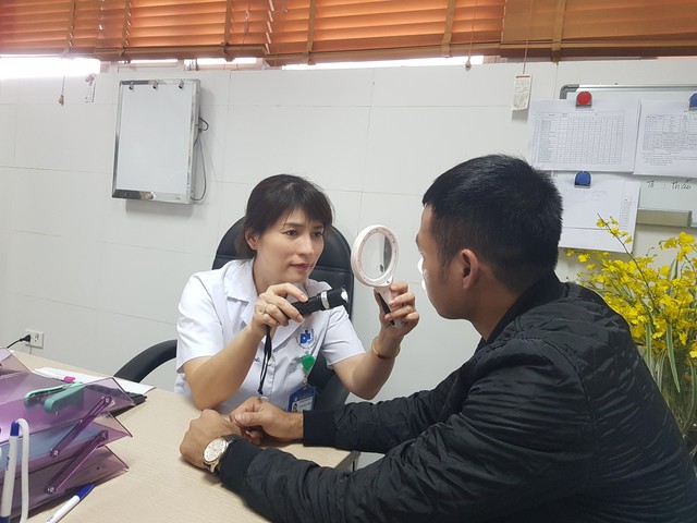 
TS Phạm Thị Minh Phương khám cho một nam bệnh nhân tại Khoa Khám bệnh, Bệnh viện Da liễu Trung ương. Ảnh: V.Thu
