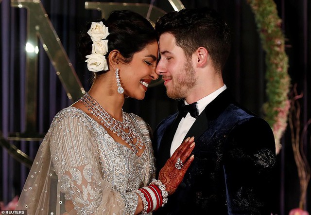 Priyanka Chopra và Nick Jonas trao nhau ánh mắt hạnh phúc trong bữa tiệc sau đám cưới.