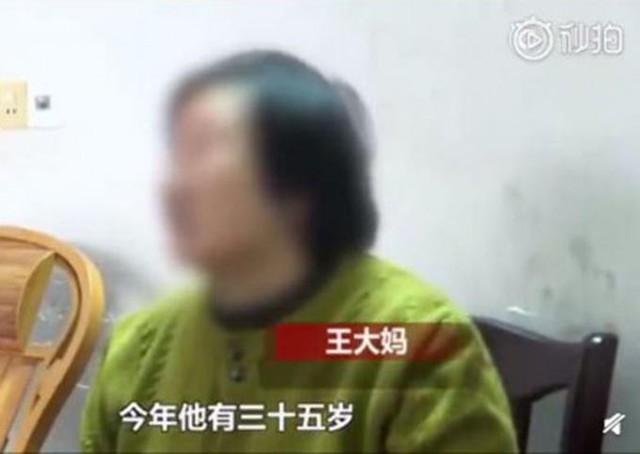 Bà Wang chia sẻ với phóng viên về việc bị con trai từ chối giúp đỡ. Ảnh: Weibo.
