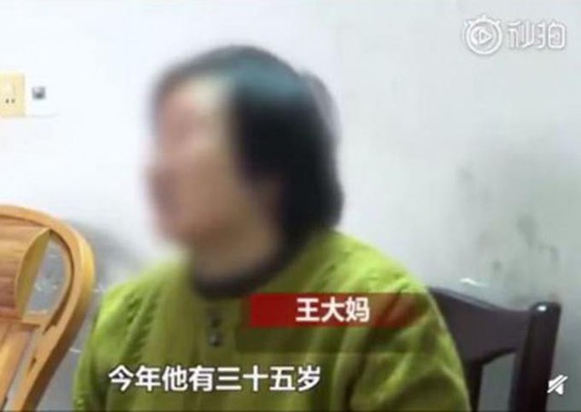 B&agrave; Wang chia sẻ với ph&oacute;ng vi&ecirc;n về việc bị con trai từ chối gi&uacute;p đỡ. Ảnh: Weibo.