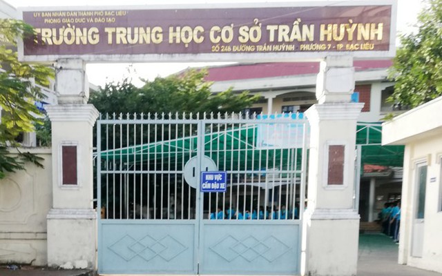 Trường THCS Trần Huỳnh, nơi nữ phụ huynh xúc phạm thầy giáo. Ảnh: Nhật Tân.